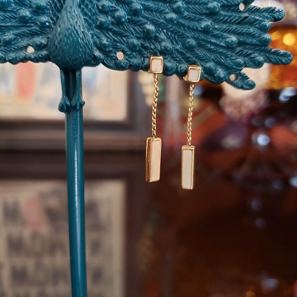 Vintage dainty gold/cream dangle chain earrings - Picture 1 of 3